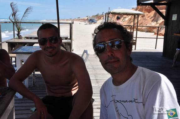 Depois da caminhada, cervejas e caipinhas nos esperam em um dos bares de Canoa Quebrada, no litoral do Ceará